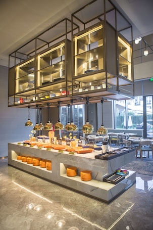 Daily buffet breakfast (CNY 75 per person)