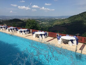 Piscine extérieure, parasols de plage, chaises longues