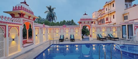 Una piscina al aire libre