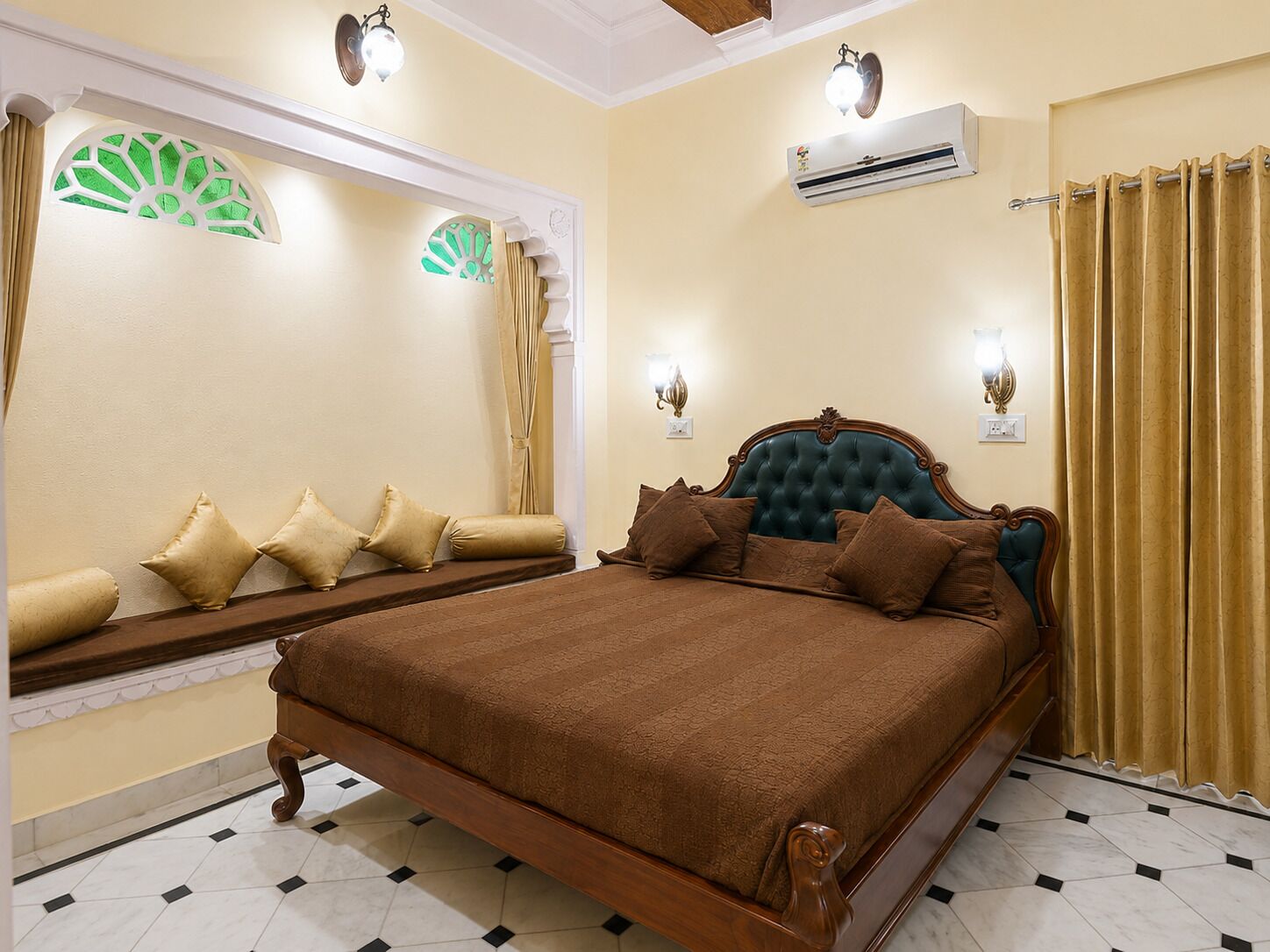 Kamar Single Basic | Seprai premium, meja kerja, dan ruang kerja ramah laptop