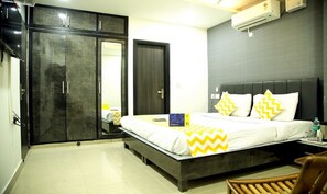 Quarto casal luxo | Roupas de cama premium, cofres nos quartos, escrivaninha