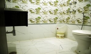 Doccia, soffione a pioggia, set di cortesia gratuito, asciugamani