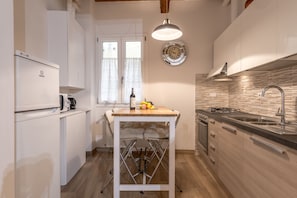 Departamento Confort, 1 habitación, para no fumadores | Cocineta privada | Refrigerador con congelador, microondas, horno y parrilla de estufa 