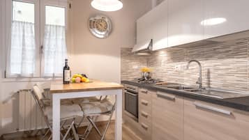 Comfort Apartment, 1 Bedroom, Non Smoking | Private kitchenette | Full-size fridge, microwave, oven, stovetop