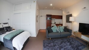 City Studio, 1 Queen Bed | Living area