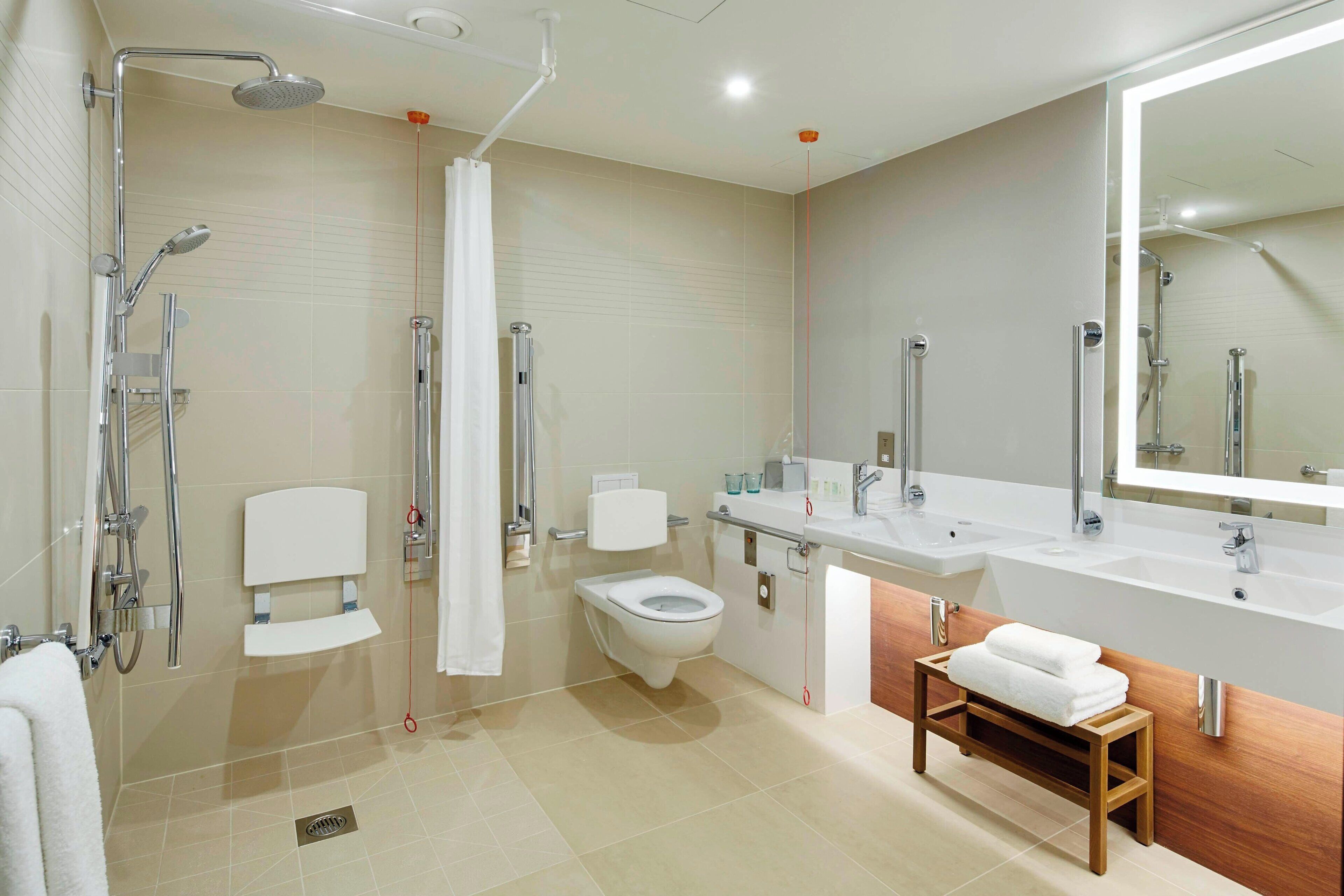 standard room, 2 single beds, non smoking | bathroom | shower, free toiletries, hair dryer, bathrobes