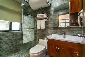 Buồng tắm vòi sen, đồ dùng nhà tắm miễn phí, dép đi trong nhà