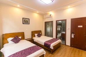 Bàn, màn/rèm cản sáng, truy cập Internet không dây miễn phí