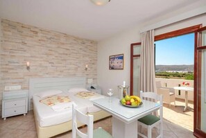 In-room safe, free cribs/infant beds, free WiFi, bed sheets - Plaka Hotel I (Naxos)