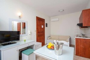 In-room safe, free cribs/infant beds, free WiFi, bed sheets - Plaka Hotel I (Naxos)