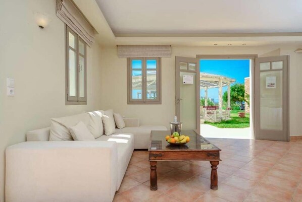 Quadruple Room | Living room | TV - Plaka Hotel I (Naxos)