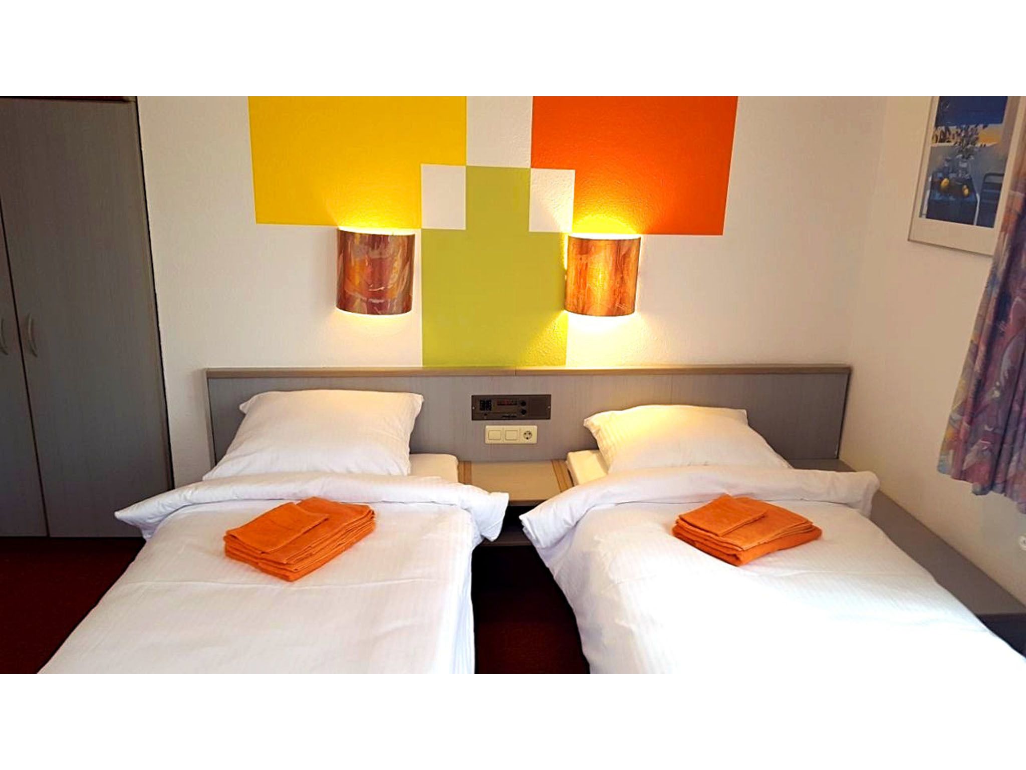 書桌、免費 Wi-Fi、床單