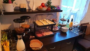 A breakfast buffet with various food items and beverages. - Gasthof Franziska (Stuttgart)
