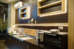 供应早餐、午餐和晚餐