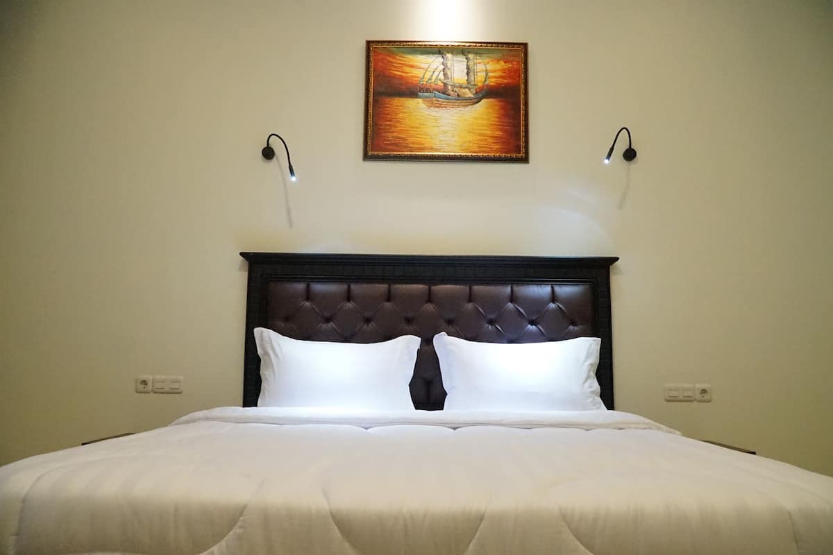 Deluxe kamer, 1 twee- of 2 eenpersoonsbedden | Een bureau, gratis wifi