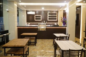 Frokost, lunsj og middag serveres