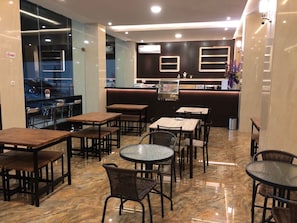 每日付費供應吃到飽自助式早餐