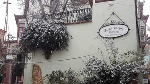 A building with a sign that reads "Takispahis Yargion". - Taksiyarhis Pension (Ayvalik)
