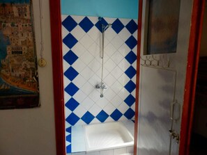 Shower, towels - Taksiyarhis Pension (Ayvalik)
