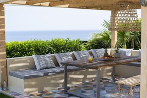 Een buitenzwembad, gratis zwembadcabana's, parasols voor strand/zwembad