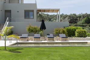 Utomhuspool, gratis cabanor och parasoller