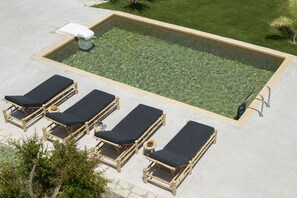 Una piscina al aire libre, cabañas de piscina gratuitas, sombrillas