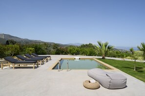 Outdoor pool, free pool cabanas, pool umbrellas - Villa Elia (Rethymno)