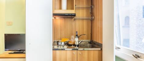 Standard Studio, Non Smoking | Private kitchenette | Fridge, stovetop, espresso maker, cookware/dishes/utensils