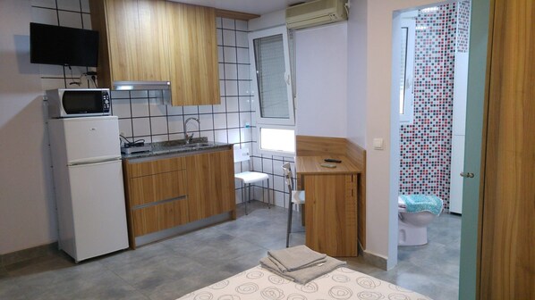 Superior Double Room, 2 Twin Beds | Rollaway beds, free WiFi, bed sheets, wheelchair access - Hostal Usera (Madrid)