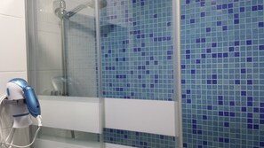 Single Room | Bathroom | Shower, free toiletries, hair dryer, towels - Hostal Usera (Madrid)