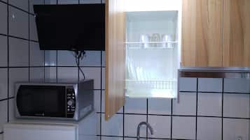 Double Room, 1 Double Bed | Private kitchenette | Fridge, microwave, stovetop, coffee/tea maker
