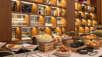 Daily buffet breakfast (VND 250000 per person)