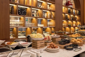 Tägliches Frühstücksbuffet gegen Gebühr