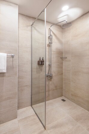 Amenidades de baño gratuitas, secadora de cabello, pantuflas, bidet 