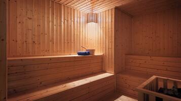 Un sauna en bois avec des bancs et une petite fenêtre.