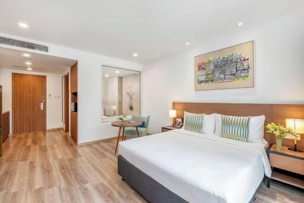 1 bedroom, premium bedding, in-room safe, desk