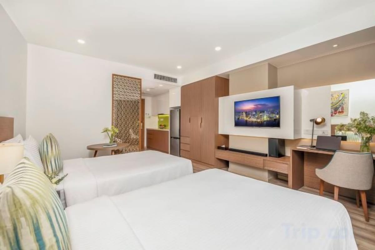 Premium bedding, in-room safe, desk, laptop workspace