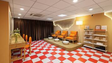 ボディ トリートメント、アロマテラピー、ボディスクラブ、フェイシャル トリートメント、リフレクソロジー、2 室のトリートメントルーム