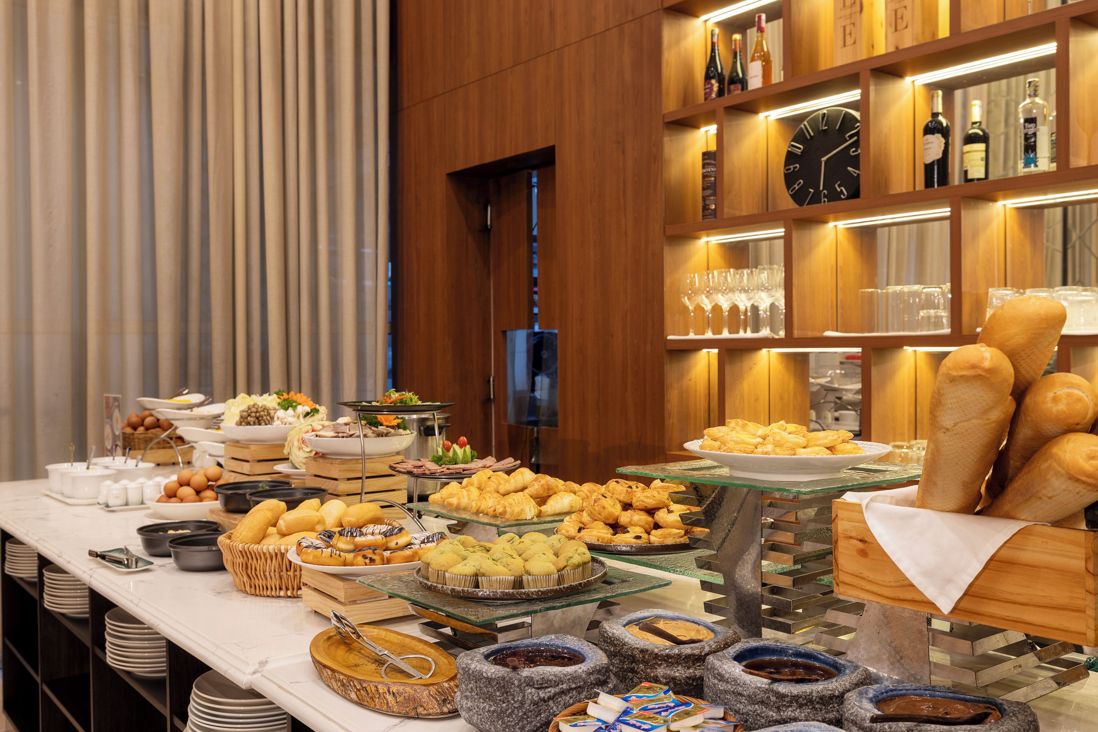 daily buffet breakfast (vnd 250000 per person)