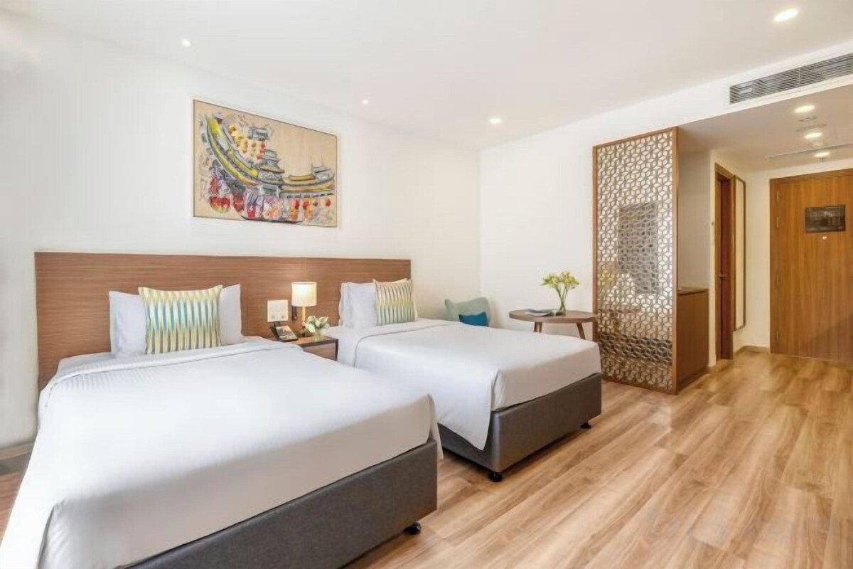 Premium bedding, in-room safe, desk, laptop workspace