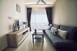 Escritorio, tabla de planchar con plancha y wifi gratis