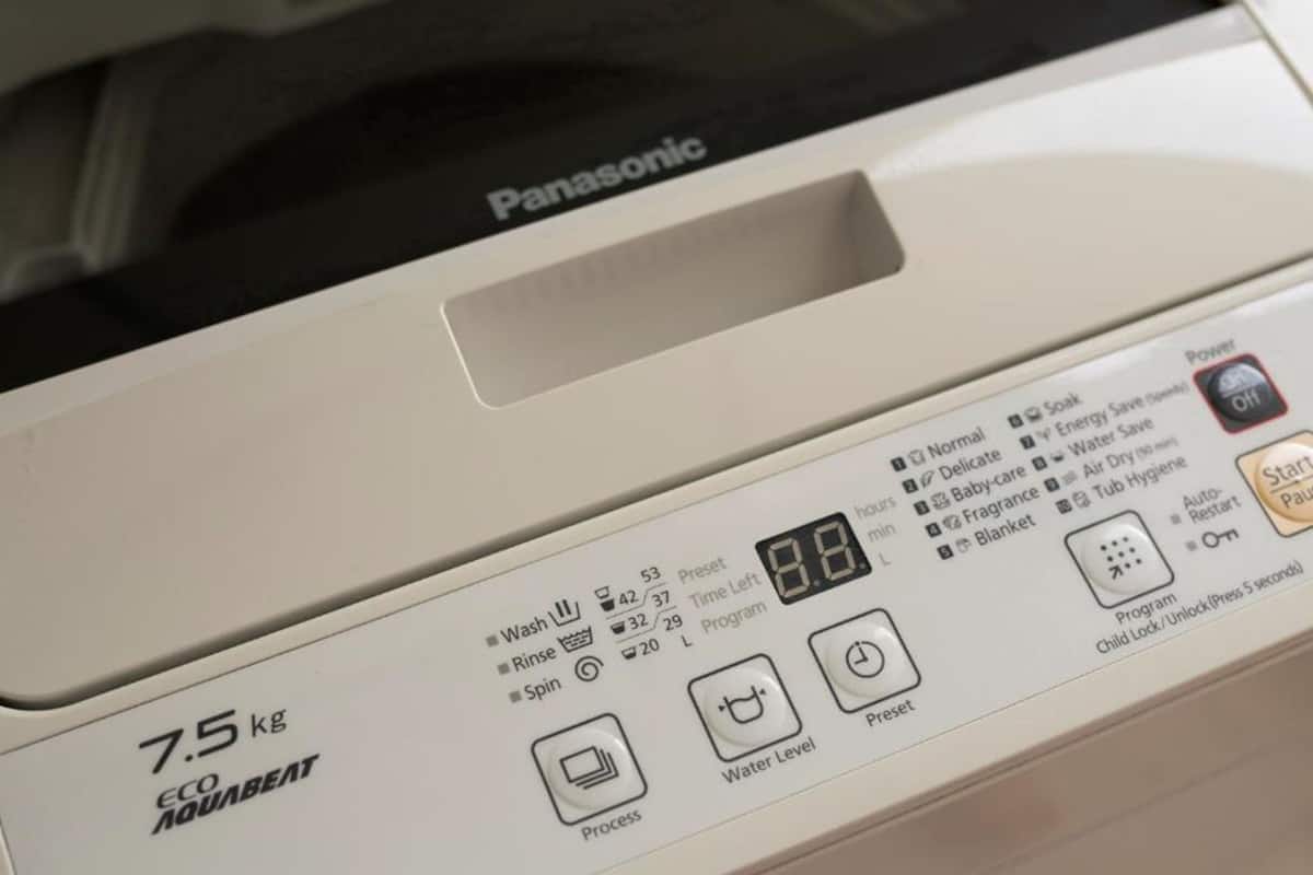 Panel de control de una lavadora Panasonic con una pantalla que muestra 8.8.