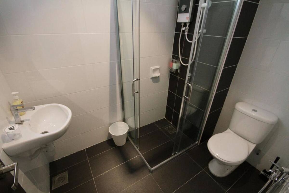 Shower, free toiletries, towels