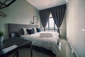 Escritorio, tabla de planchar con plancha y wifi gratis