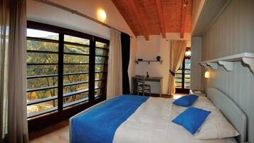 Classic dubbelrum - utsikt mot bergen | Värdeförvaringsskåp på rummet, skrivbord, gratis wi-fi och sängkläder