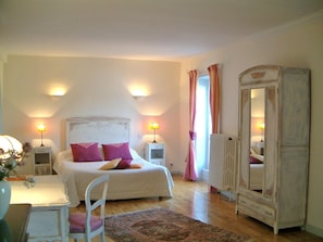 Double Room (Princesse) | Premium bedding, desk, iron/ironing board, free WiFi