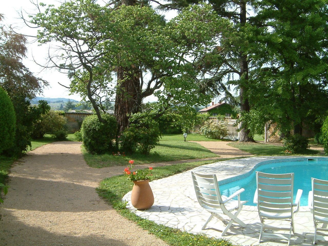 En säsongsöppen utomhuspool