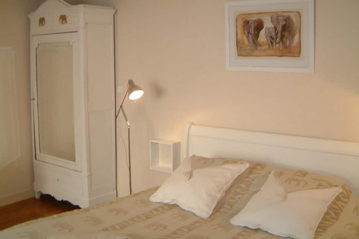 Habitación doble (Safari) | Ropa de cama de alta calidad y escritorio