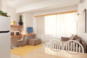 Suite, 1 Bedroom (A2 / B2) | Living room