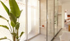 Deluxe-Suite (P1 / P2) | Badezimmer | Dusche, kostenlose Toilettenartikel, Haartrockner, Handtücher